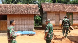 Dandim Sumenep survei rumah tidak layak huni di Rubaru untuk memastikan bantuan rutilahu tepat sasaran bagi warga.