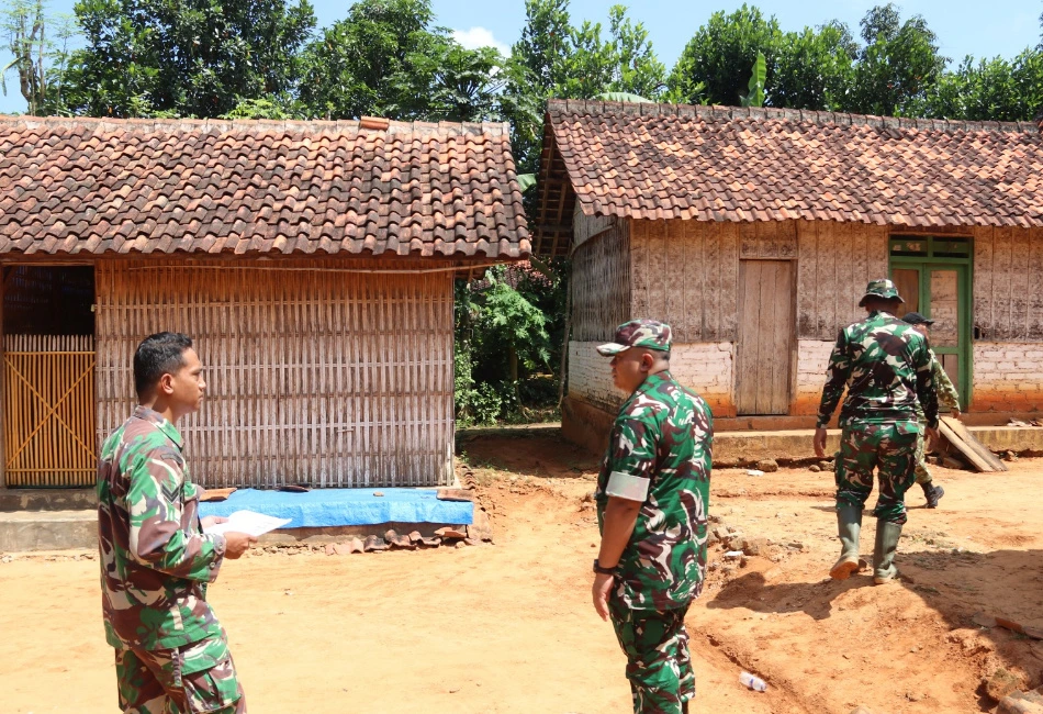Dandim Sumenep survei rumah tidak layak huni di Rubaru untuk memastikan bantuan rutilahu tepat sasaran bagi warga.
