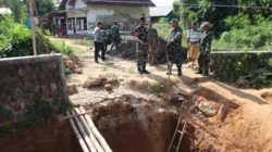 Dandim Sumenep meninjau pembangunan jembatan gantung di Ambunten untuk memastikan kualitas pondasi dan progres proyek