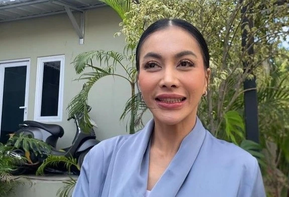 Denada tersenyum bahagia saat mengungkap perasaannya setelah mengetahui dirinya telah menjadi seorang nenek