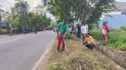 Aksi bersih-bersih Gerakan ASRI oleh OPD di Jalan Dr Cipto Sumenep untuk menciptakan lingkungan bersih dan sehat