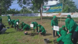 Persit KCK Kodim 0827 Sumenep tanam pohon di Kalianget Timur dalam rangka HUT ke-80 untuk pelestarian lingkungan