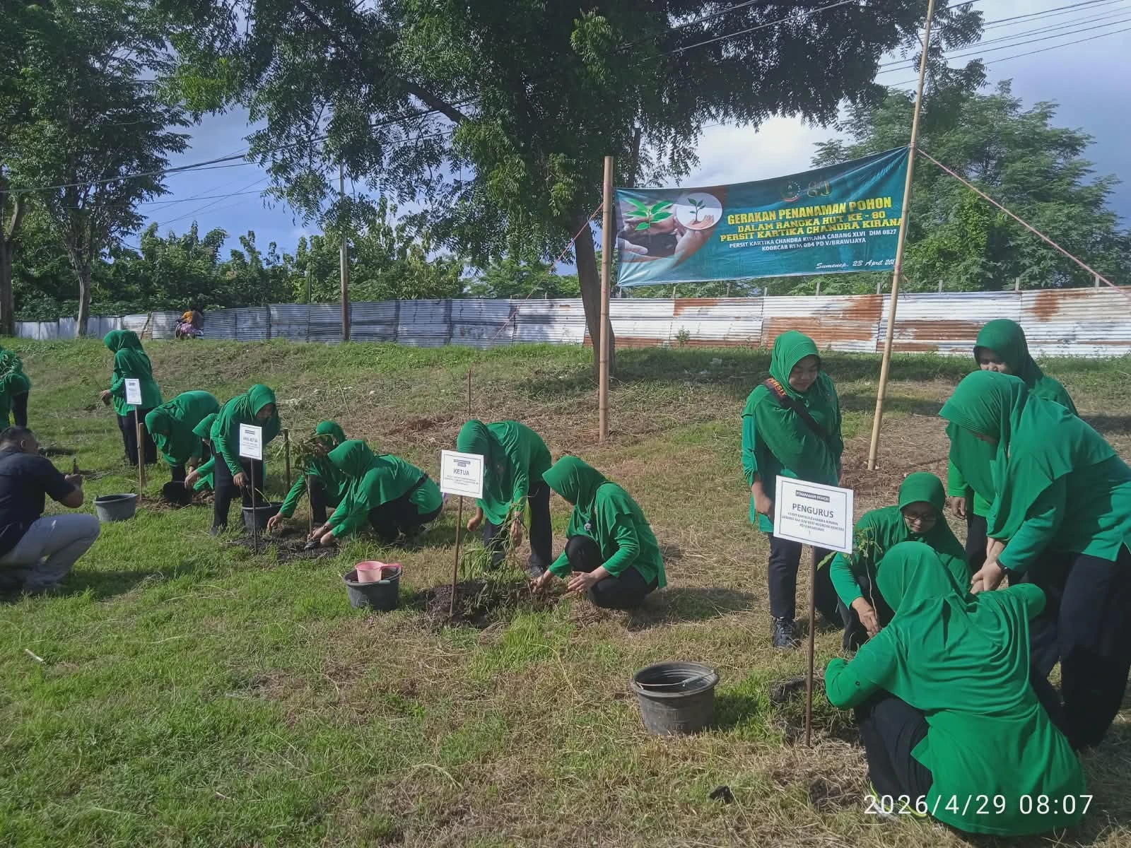 Persit KCK Kodim 0827 Sumenep tanam pohon di Kalianget Timur dalam rangka HUT ke-80 untuk pelestarian lingkungan