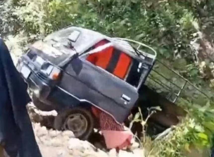 Mobil Pik up Angkut Emak-emak Masuk Jurang di Bangkalan, Belasan Penumpang Terluka