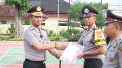 Kapolres Sumenep Anang Hardiyanto memberikan penghargaan kepada anggota berprestasi atas pengungkapan kasus kokain di Giligenting