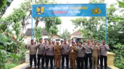 Kapolres Sumenep memimpin perbaikan jembatan di Babbalan bersama warga untuk memperlancar akses dan aktivitas masyarakat