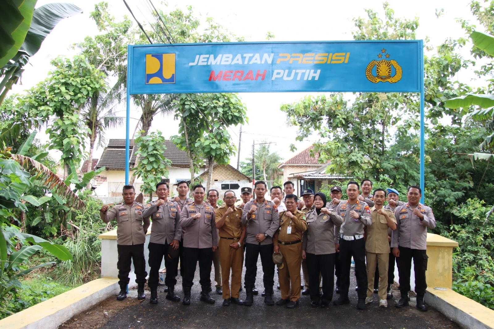 Kapolres Sumenep memimpin perbaikan jembatan di Babbalan bersama warga untuk memperlancar akses dan aktivitas masyarakat