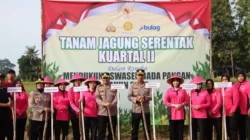 Kapolres Sumenep memimpin tanam jagung serentak untuk mendukung swasembada pangan di Desa Paberasan