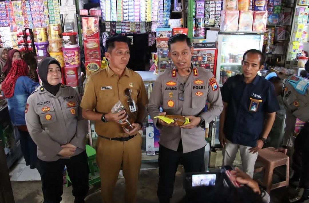Kapolres Sumenep Anang Hardiyanto saat sidak Minyakita di Pasar Anom untuk memastikan harga sesuai HET dan stok aman