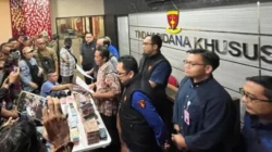 Barang bukti uang miliaran rupiah kasus pungli perizinan tambang ESDM Jawa Timur oleh Kejati Jatim