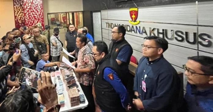 Kejati Jatim Tetapkan 3 Tersangka Pungli Perizinan Tambang ESDM, Sita Uang Rp2,3 Miliar