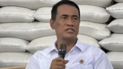 Mentan Andi Amran Sulaiman meninjau stok beras nasional yang disebut mencapai 5 juta ton di tengah isu gudang kosong