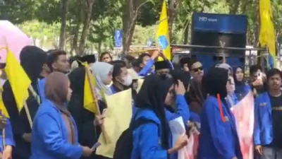 Aktivis PMII Sampang menggelar demonstrasi membawa rapor merah terkait isu lingkungan di depan Kantor DPRD Sampang