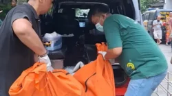 Polisi melakukan olah TKP penemuan jasad pria membusuk selama dua bulan di rumah Bojonggede Bogor