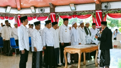 Pengurus MUI Sampang masa khidmat 2025–2030 mengikuti prosesi pengukuhan di Pendopo Trunojoyo