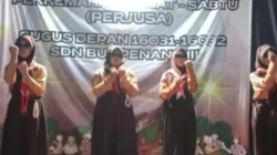 Kegiatan pawai obor Perjusa SDN Bunpenang III yang membangun karakter dan kebersamaan siswa di Sumenep