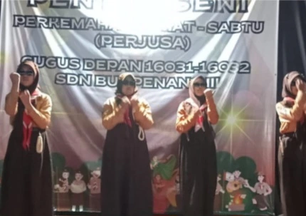 Kegiatan pawai obor Perjusa SDN Bunpenang III yang membangun karakter dan kebersamaan siswa di Sumenep