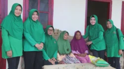 Persit KCK Kodim 0827 Sumenep salurkan bantuan sembako kepada lansia melalui program TEBAR di Kalianget Timur