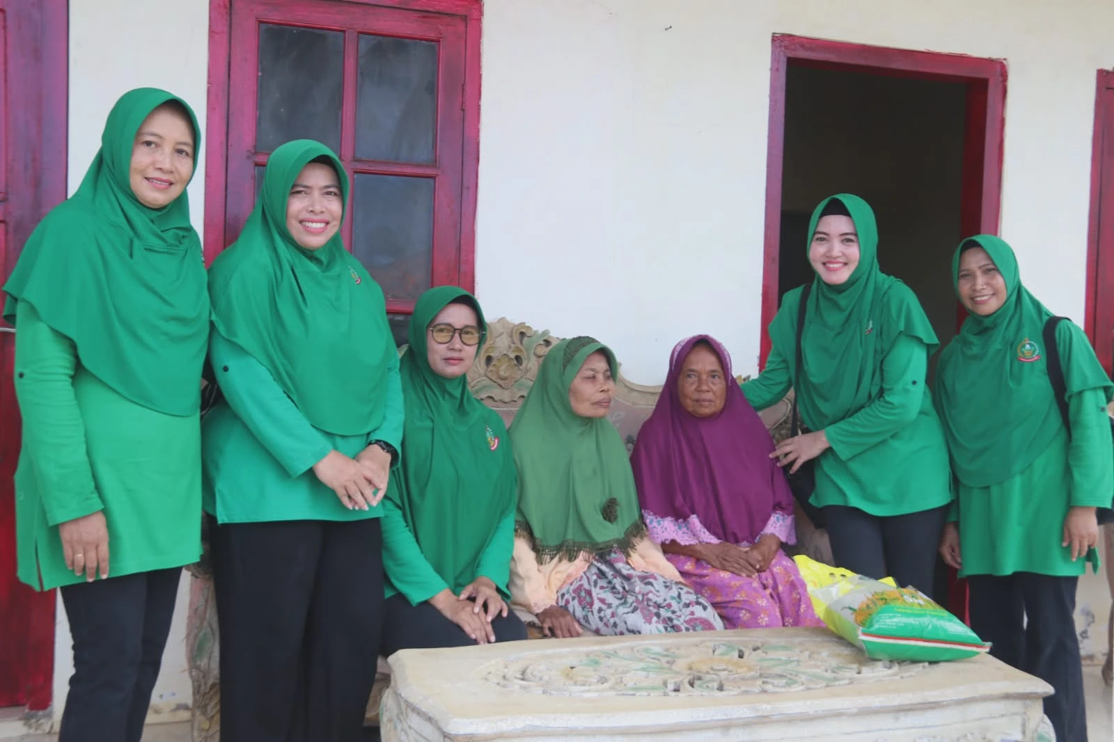 Persit KCK Kodim 0827 Sumenep salurkan bantuan sembako kepada lansia melalui program TEBAR di Kalianget Timur