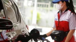 Petugas SPBU Pertamina melayani pengisian BBM harga terbaru April 2026 di Indonesia