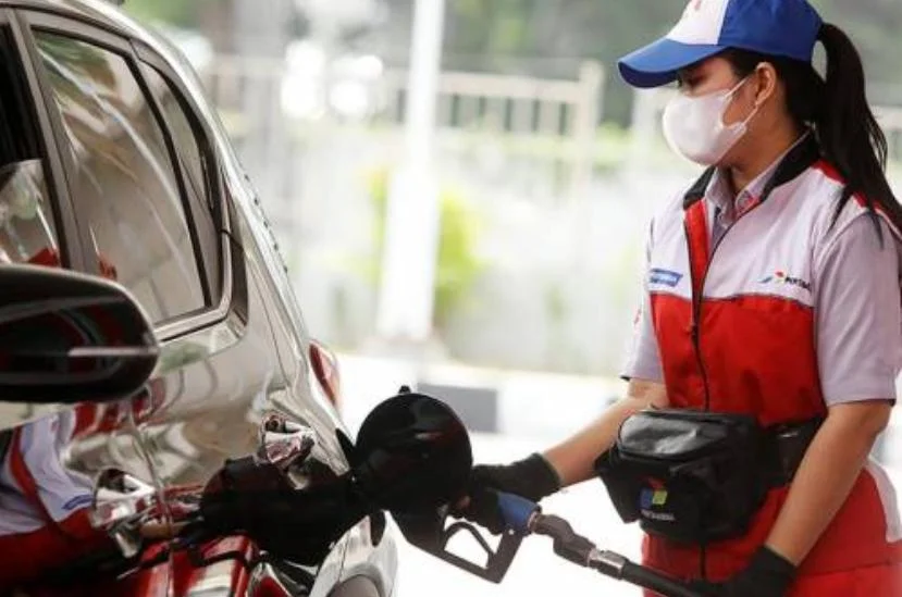 Petugas SPBU Pertamina melayani pengisian BBM harga terbaru April 2026 di Indonesia