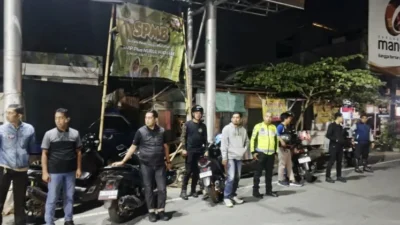 Personel Polres Pamekasan melakukan patroli malam untuk mengantisipasi gangguan keamanan menjelang Paskah 2026