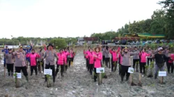 Kapolres Sumenep Anang Hardiyanto saat memimpin penanaman mangrove di Pantai Kundang Wetan Saronggi untuk pelestarian lingkungan