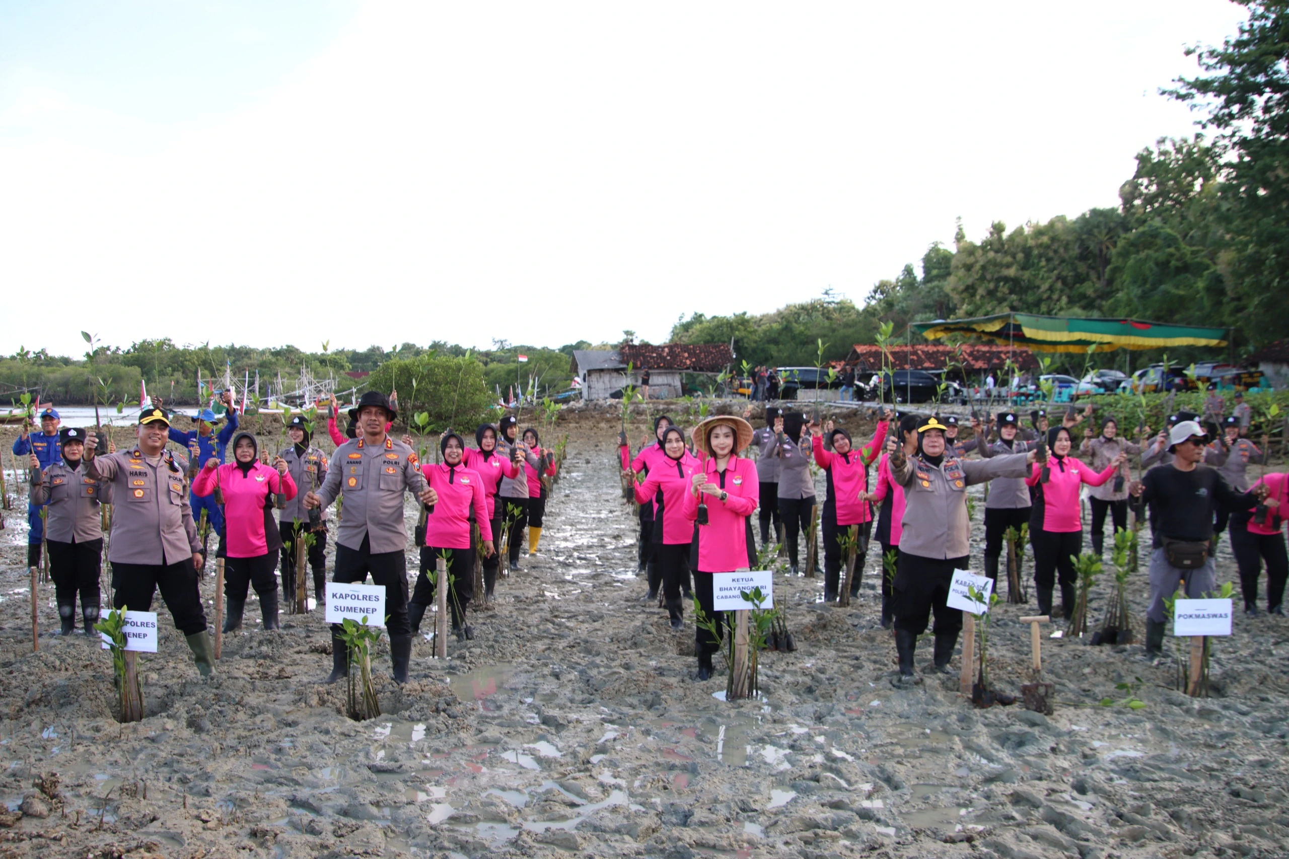 Polres Sumenep Tanam Mangrove di Pesisir Saronggi, Wujud Kepedulian Lingkungan