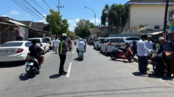Polwan Polres Sumenep mengatur lalu lintas saat Salat Jumat untuk menjaga keamanan dan kelancaran di sekitar masjid