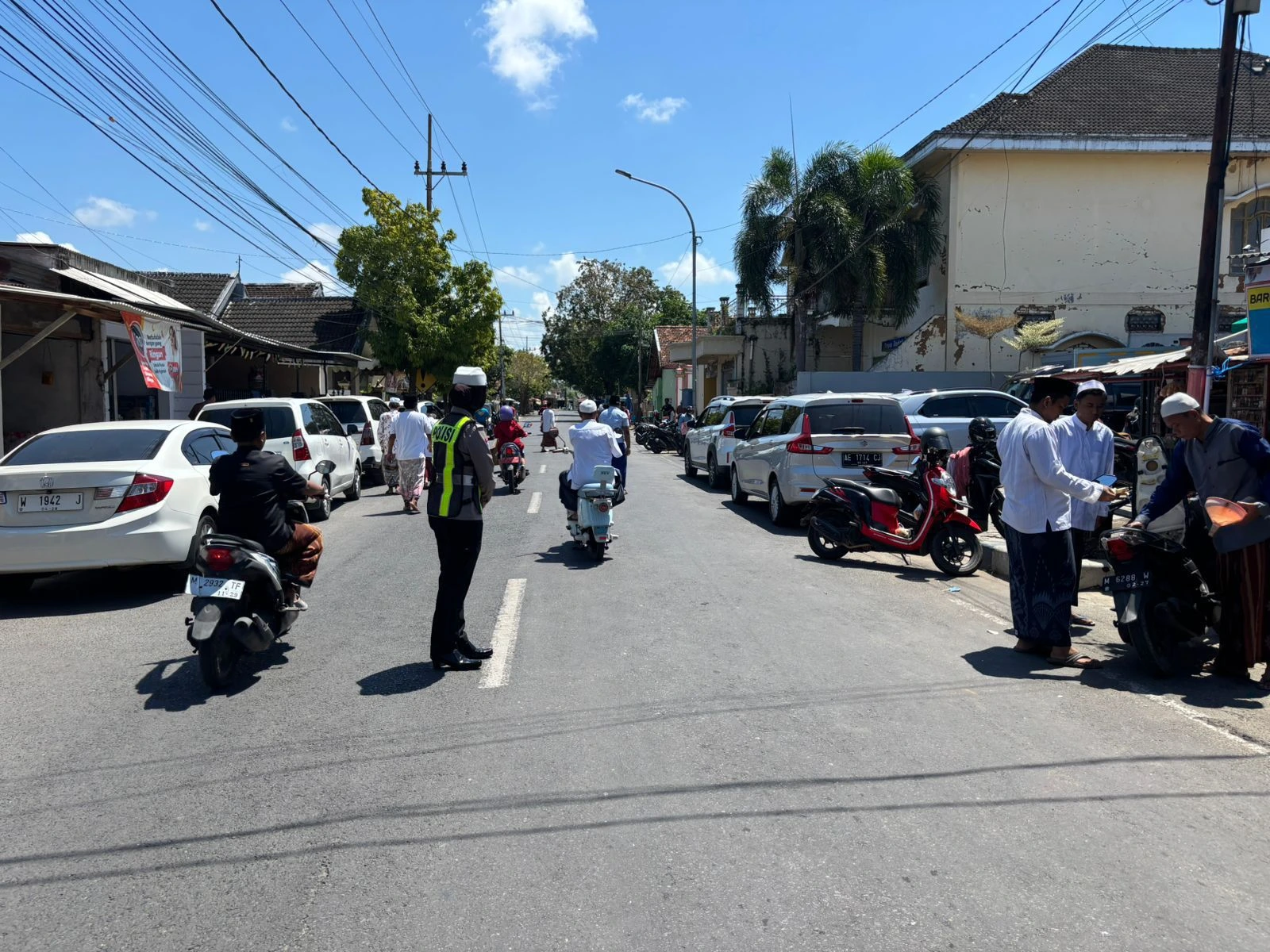 Polwan Polres Sumenep mengatur lalu lintas saat Salat Jumat untuk menjaga keamanan dan kelancaran di sekitar masjid