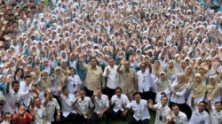 Presiden Prabowo dan Gubernur Jateng tinjau Program Makan Bergizi Gratis di SMA Negeri 1 Cilacap