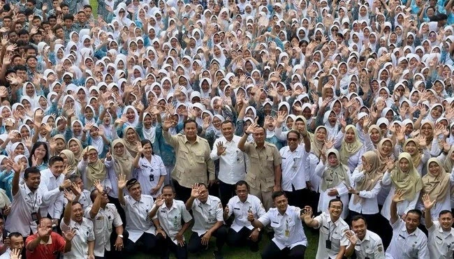 Presiden Prabowo dan Gubernur Jateng tinjau Program Makan Bergizi Gratis di SMA Negeri 1 Cilacap