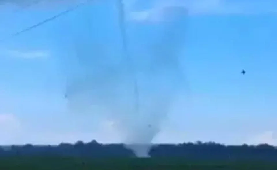 Fenomena angin puting beliung di Bangkalan terlihat di area persawahan dekat Universitas Trunojoyo Madura