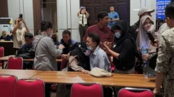 Keluarga korban menangis saat RS Polri mengumumkan identitas korban kecelakaan KA di Bekasi Timur