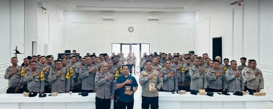 Pelatihan penulisan narasi kreatif Bhabinkamtibmas Polres Pamekasan di Gedung Tatag Trawan Tungga