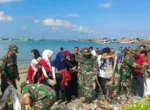 TNI dan Mahasiswa Bersihkan Pantai Branta Pesisir Pamekasan, Tingkatkan Kesadaran Lingkungan