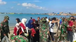 TNI dan mahasiswa membersihkan sampah plastik di Pantai Branta Pesisir Pamekasan