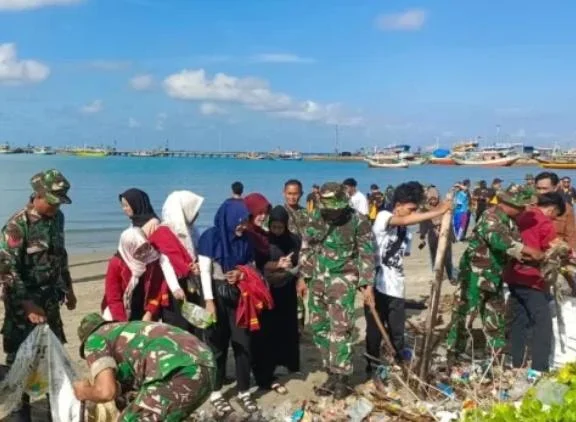 TNI dan mahasiswa membersihkan sampah plastik di Pantai Branta Pesisir Pamekasan