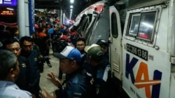 Evakuasi korban kecelakaan KA Argo Bromo dan KRL di Bekasi Timur yang menyebabkan korban meninggal dan luka-luka