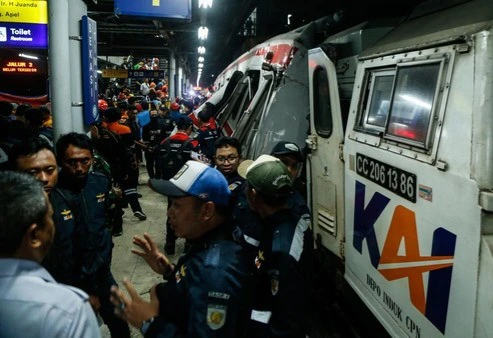 Tabrakan KA Argo Bromo dan KRL di Bekasi Timur, 4 Orang Meninggal dan 38 Dievakuasi