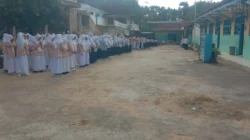 Kegiatan salam-salaman Idul Fitri di Yayasan Nurul Yaqin Sumenep untuk mempererat silaturahmi siswa dan guru