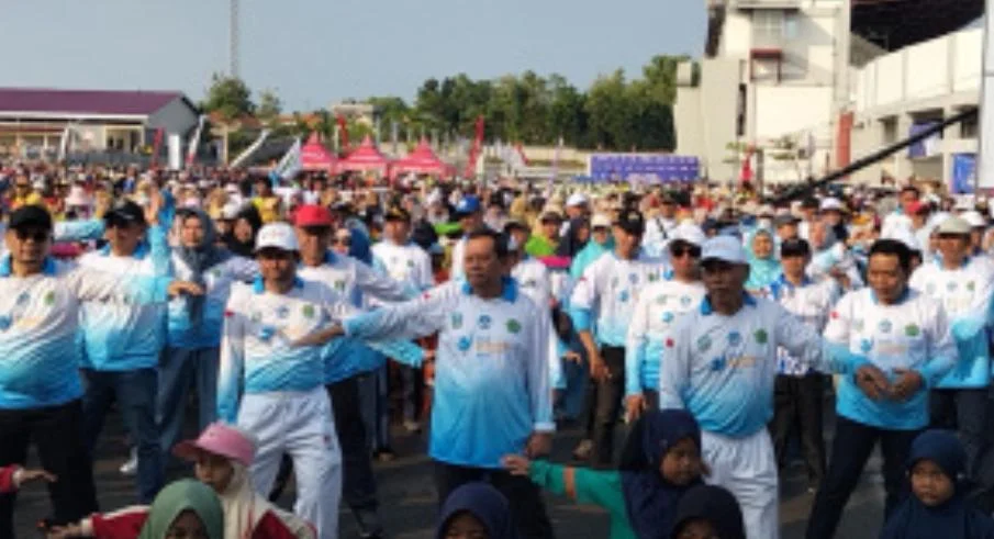 Menteri Abdul Mu’ti menghadiri Senam Kolosal 24 ribu siswa di Pamekasan pada peringatan Hardiknas Jawa Timur 2026