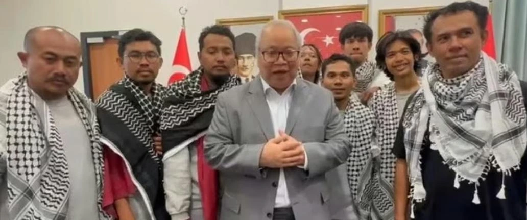 9 WNI relawan Global Sumud Flotilla bersama KJRI Istanbul usai tiba di Turki setelah ditahan Israel