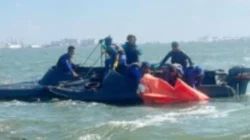 Petugas mengevakuasi jasad ABK Kapal LCT Kinta Perjaya di perairan Kamal Bangkalan
