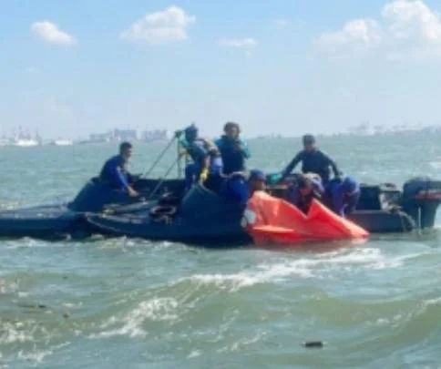 Petugas mengevakuasi jasad ABK Kapal LCT Kinta Perjaya di perairan Kamal Bangkalan