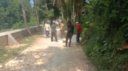 Ahmad Fauzi lakukan perbaikan jalan di Dusun Deje Songai Desa Lembung Barat