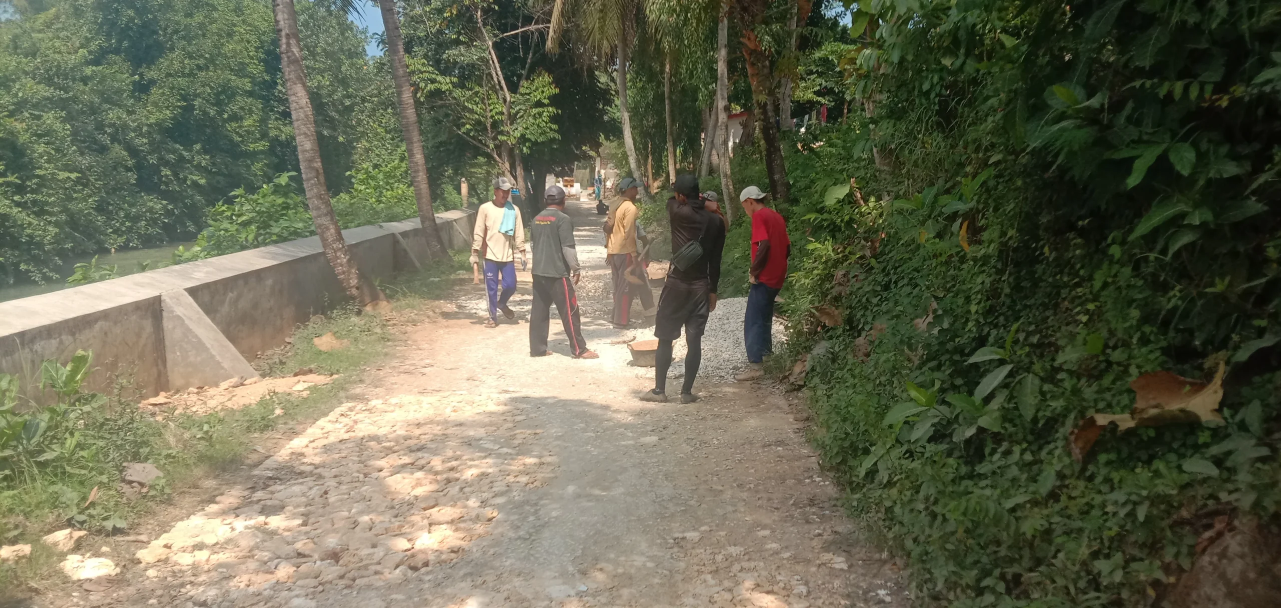 Ahmad Fauzi Perbaiki Jalan Dusun Deje Songai Sepanjang 530 Meter
