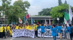 Aksi mahasiswa dan buruh di DPR RI saat May Day 2026 menuntut perbaikan UU Ketenagakerjaan