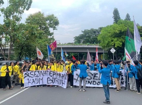 Aksi mahasiswa dan buruh di DPR RI saat May Day 2026 menuntut perbaikan UU Ketenagakerjaan