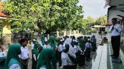 Apel pagi MI Miftahul Falah Giligenting Sumenep untuk meningkatkan disiplin dan kebersamaan siswa